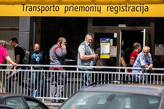 Eilės prie „Regitros“ 