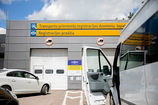 Eilės prie „Regitros“ 