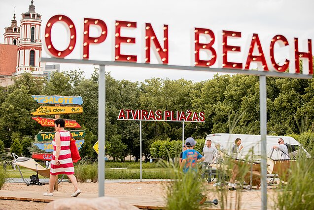 Šalia Lukiškių aikštės paplūdimio esantys angliški užrašai jau išversti į lietuvių kalbą