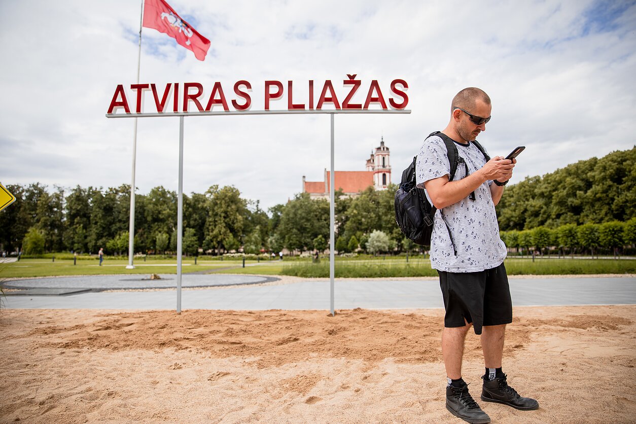 J. Stacevičiaus / LRT nuotr., Šalia Lukiškių aikštės paplūdimio esantys angliški užrašai jau išversti į lietuvių kalbą