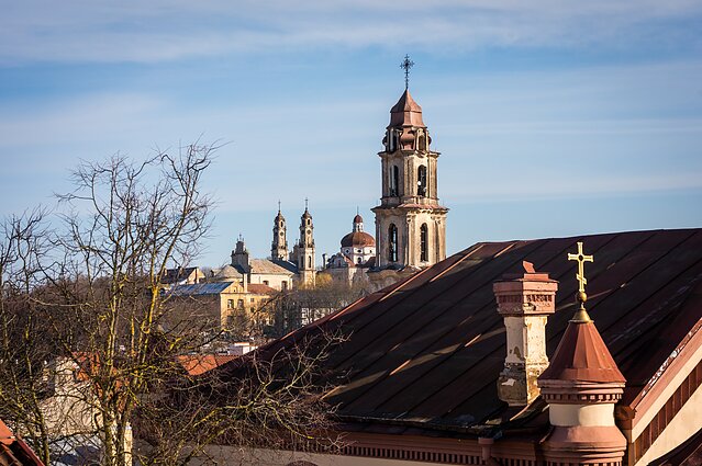 Vilniaus įvairovė: pirmame plane stačiatikių cerkvė, o antrame trys bažnyčios, kurių formoms didelę įtaką padarė italų architektai ir itališkos vėlyvojo baroko mados