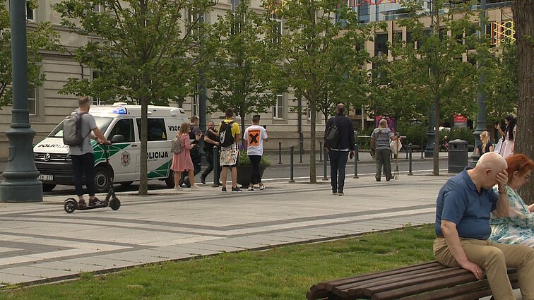 Incidentas Lukiškių paplūdimyje: vyras su dujokauke išpylė fekalijų maišą Incidentas Lukiškių paplūdimyje: vyras su dujokauke išpylė fekalijų maišą
