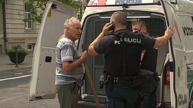 Incidentas Lukiškių paplūdimyje: vyras su dujokauke išpylė fekalijų maišą Incidentas Lukiškių paplūdimyje: vyras su dujokauke išpylė fekalijų maišą