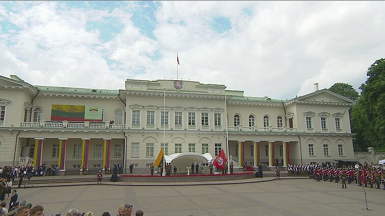 Iškilmingas valstybės vėliavos ir istorinės vėliavos pakėlimas