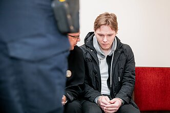 Teroro aktą Vilniuje įvykdyti pasikėsinęs studentas atvestas į teismą Teroro aktą Vilniuje įvykdyti pasikėsinęs studentas atvestas į teismą