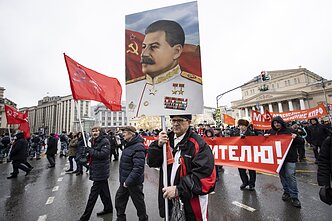 Портрет Сталина на акции в Москве