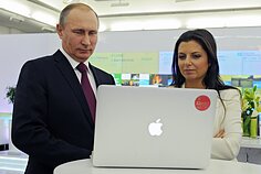 Vladimiras Putinas ir Margarita Simonjan „Russia Today“ 10 metų sukakties renginyje, 2015 m.