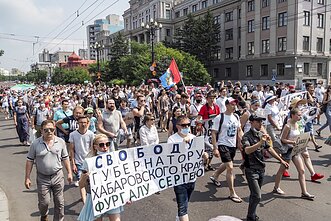 Rusijos Chabarovske dešimtys tūkstančių protestuoja prieš gubernatoriaus suėmimą Rusijos Chabarovske dešimtys tūkstančių protestuoja prieš gubernatoriaus suėmimą