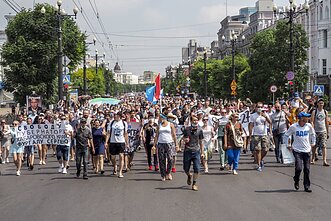 Rusijos Chabarovske dešimtys tūkstančių protestuoja prieš gubernatoriaus suėmimą