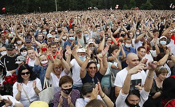 Baltarusijoje tūkstančiai susirinko į kandidatės Tichanovskajos kampanijos mitingą