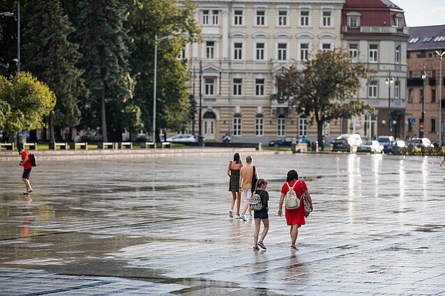 Žinios. Orai Lietuvoje šiluma nelepins, o be skėčio iš namų geriau neiti