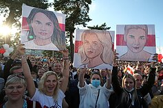 Protestuotojai Baltarusijoje laiko plakatus su Sviatlanos Tsikhanouskajos (kairėje), Veronikos Tsapkalos (centre) ir Marijos Kalesnikovos atvaizdais Protestuotojai Baltarusijoje laiko plakatus su Sviatlanos Tsikhanouskajos (kairėje), Veronikos Tsapkalos (centre) ir Marijos Kalesnikovos atvaizdais