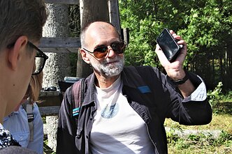 Poetas Aidas Marčėnas telefonu klausosi Algimanto Baltakio skaitomo eilėraščio Poetas Aidas Marčėnas telefonu klausosi Algimanto Baltakio skaitomo eilėraščio