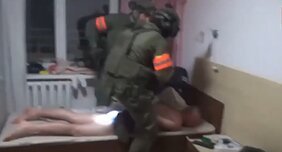 Šiame „Youtube“ patalpintame Baltarusijos 1-ojo televizijos kanalo reportaže vaizduojamas tariamas Rusijos samdinių suėmimas. Šiame „Youtube“ patalpintame Baltarusijos 1-ojo televizijos kanalo reportaže vaizduojamas tariamas Rusijos samdinių suėmimas.