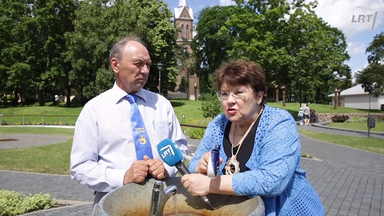 Zita Kelmickaitė Birštone ragauja mineralinį vandenį: ar egzistuoja ir skanus, ir sveikas?