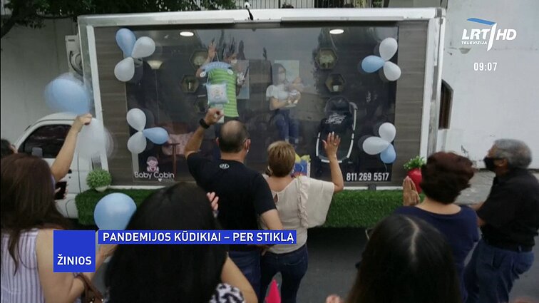 Žinios. Meksikoje tėvai, negalintys parodyti per pandemiją gimusių kūdikių, nuomojasi mobilią vitriną