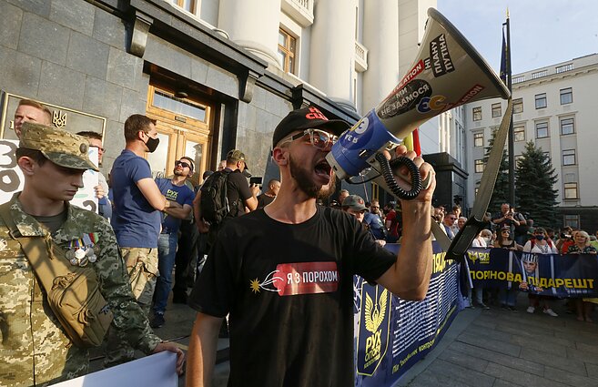Activist protest outside the president's office in Kyiv prior to the ceasefire