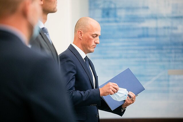 Nors turėtų rodyti pavyzdį, bet elgiasi priešingai: aukšti valdžios pareigūnai į tribūną stojo be kaukių