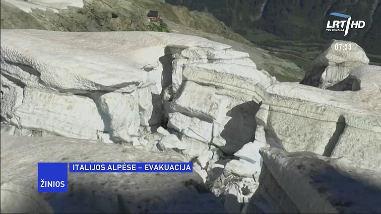 Žinios. Italijos Alpėse pavojingai skyla ledynas, dydžiu prilygstantis Milano katedrai
