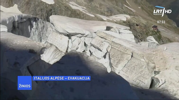 Italijos alpėse – skylantys ledynai: evakuojami gyventojai