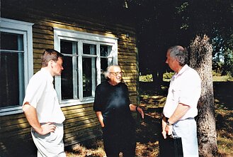 Anykščių J.Biliūno gimnazijos istorijos mokytojas Gintaras Ražanskas, Rudolfas Baranikas ir rašytojas Rimantas Vanagas 1996 metais susitiko Anykščiuose – iki tol jie tik susirašinėjo...