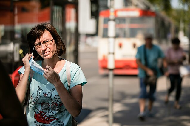 Žinios. Epidemiologė: artėjant rudeniui gali tekti vėl prisiminti apsaugos priemones dėl COVID-19