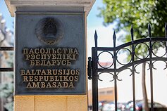 Lietuviai neša gėles prie Baltarusijos ambasados Vilniuje Lietuviai neša gėles prie Baltarusijos ambasados Vilniuje