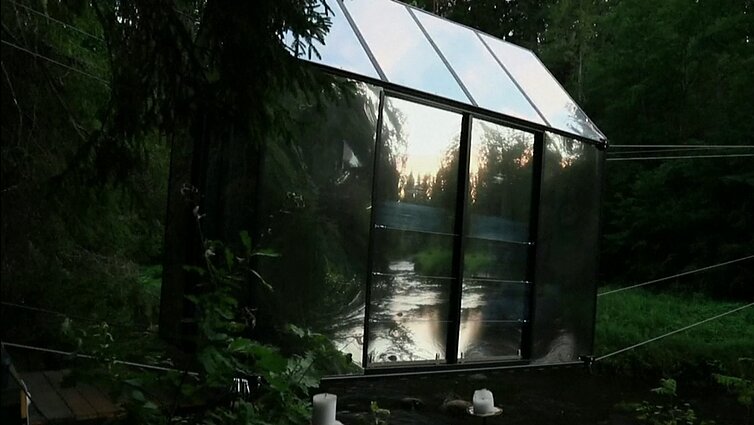 Žinios. Latviai vilioja gamtos išsiilgusius keliautojus: pastatė unikalų stiklinį namelį