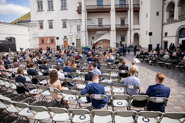 Panorama. Valdovų rūmuose pagerbti beveik 100 šimtukininkų (su vertimu į gestų k.)
