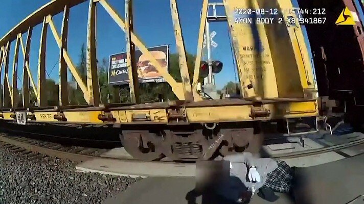 Vos kelios sekundės iki skaudžios tragedijos: pareigūnė išgelbėjo ant bėgių užstrigusį vyrą