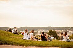Į atvirą diskoteką-iškylą ant Tauro kalno susirinkę miestiečiai reiškė paramą Baltarusijai