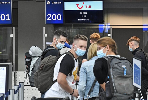 Žinios. Nuo šiandien – privaloma saviizoliacija grįžusiems iš Airijos, Danijos, Graikijos, Jungtinės Karalystės bei Nepalo