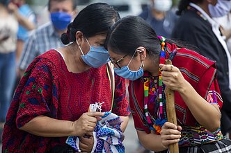 Majų kunigai surengė iškilmingą žinomo majų dvasinio vadovo ir natūralios medicinos eksperto Domingo Choc Che atminimo ceremoniją. Jis buvo sudegintas žmonių, kurie manė, kad jis užsiminėjo raganavimu