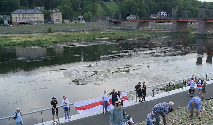Žinios. Kaune Nemuno krantinėje iš baltų ir raudonų žvakučių sužibo Baltarusijos vėliava