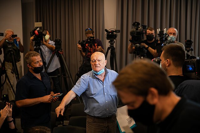 Cichanouskajos spaudos konferencijoje siautėjo Lukašenkos rėmėjas, jį išsivežė policija