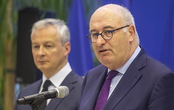 Žinios. ES prekybos komisaras Philas Hoganas paskelbė, kad traukiasi iš pareigų
