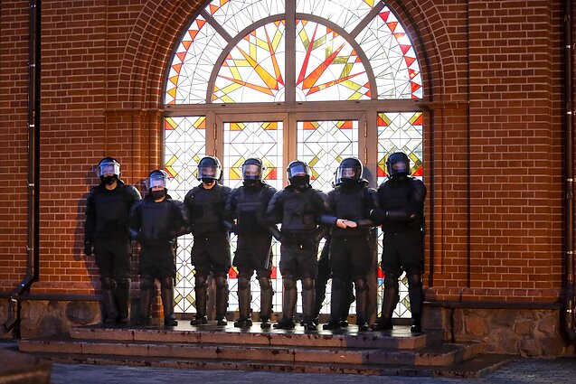 Žinios. Minske tęsiasi protestai – dalis protestuotojų buvo uždaryti bažnyčioje