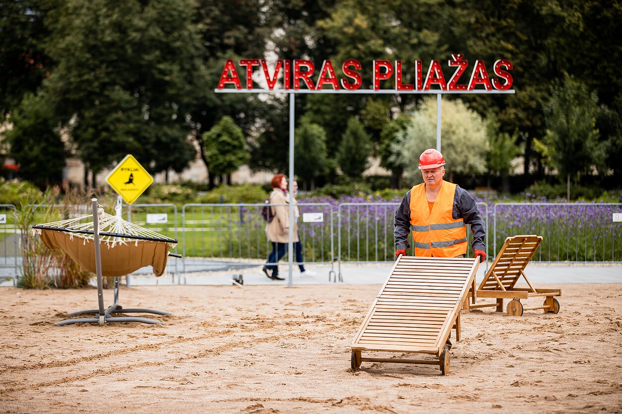 Ardomas paplūdimys Lukiškių aikštėje Ardomas paplūdimys Lukiškių aikštėje