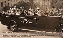 Vanda Šalkauskaitė-Labanauskienė (centre, tamsiais kailinukais) ir Viktoras Labanauskas (su skrybėle) Vokietijoje. Vėliau sovietų išvežti į Sibirą. Ekspozicijos fragmentas Šv. Jonų bažnyčioje. Vanda Šalkauskaitė-Labanauskienė (centre, tamsiais kailinukais) ir Viktoras Labanauskas (su skrybėle) Vokietijoje. Vėliau sovietų išvežti į Sibirą. Ekspozicijos fragmentas Šv. Jonų bažnyčioje.