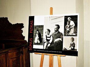 Stasys Šalkauskis (1886–1941) su šeima. Ekspozicijos fragmentas Šv. Jonų bažnyčioje Stasys Šalkauskis (1886–1941) su šeima. Ekspozicijos fragmentas Šv. Jonų bažnyčioje