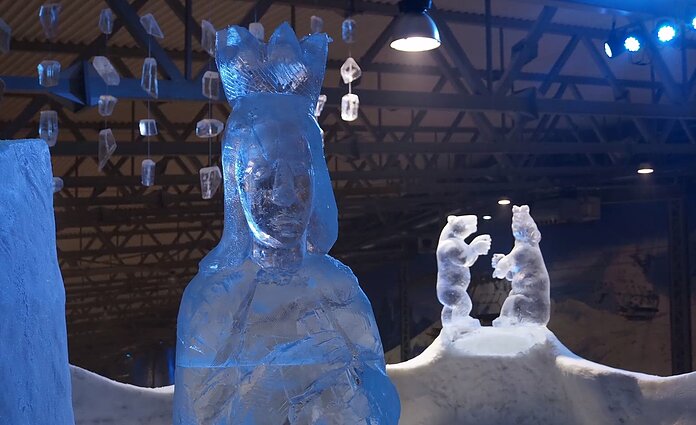 Akyse išnykstantis menas: iš netradicinių medžiagų pagamintų skulptūrų naikinimas tampa performansu