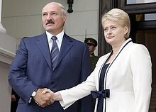 В XXI веке Лукашенко посматривал в сторону Запада (на фото 2015 года канцлер Германии Ангела Меркель, президент Франции Франсуа Олланд и президент Украины Петр Порошенко), но держался Владимира Путина