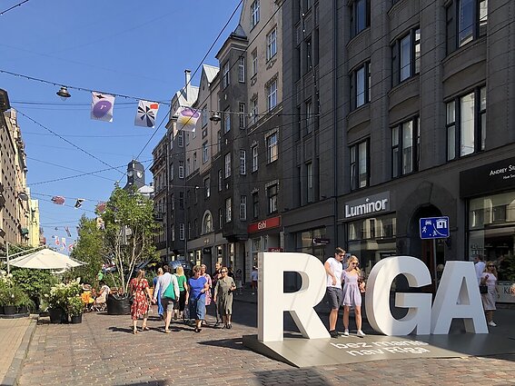 Žinios. Latvija persigalvojo: dar bent savaitę į šalį atvykusiems iš Lietuvos ir Estijos saviizoliuotis nereikės