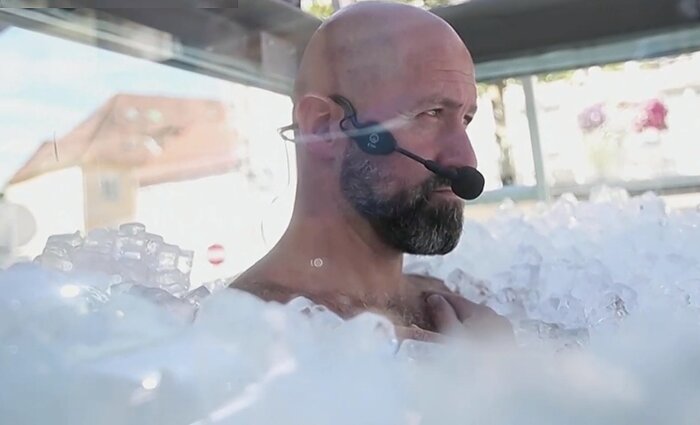 Austras pagerino pasaulio ledo vonios rekordą: šaltyje išstovėjo daugiau nei dvi valandas