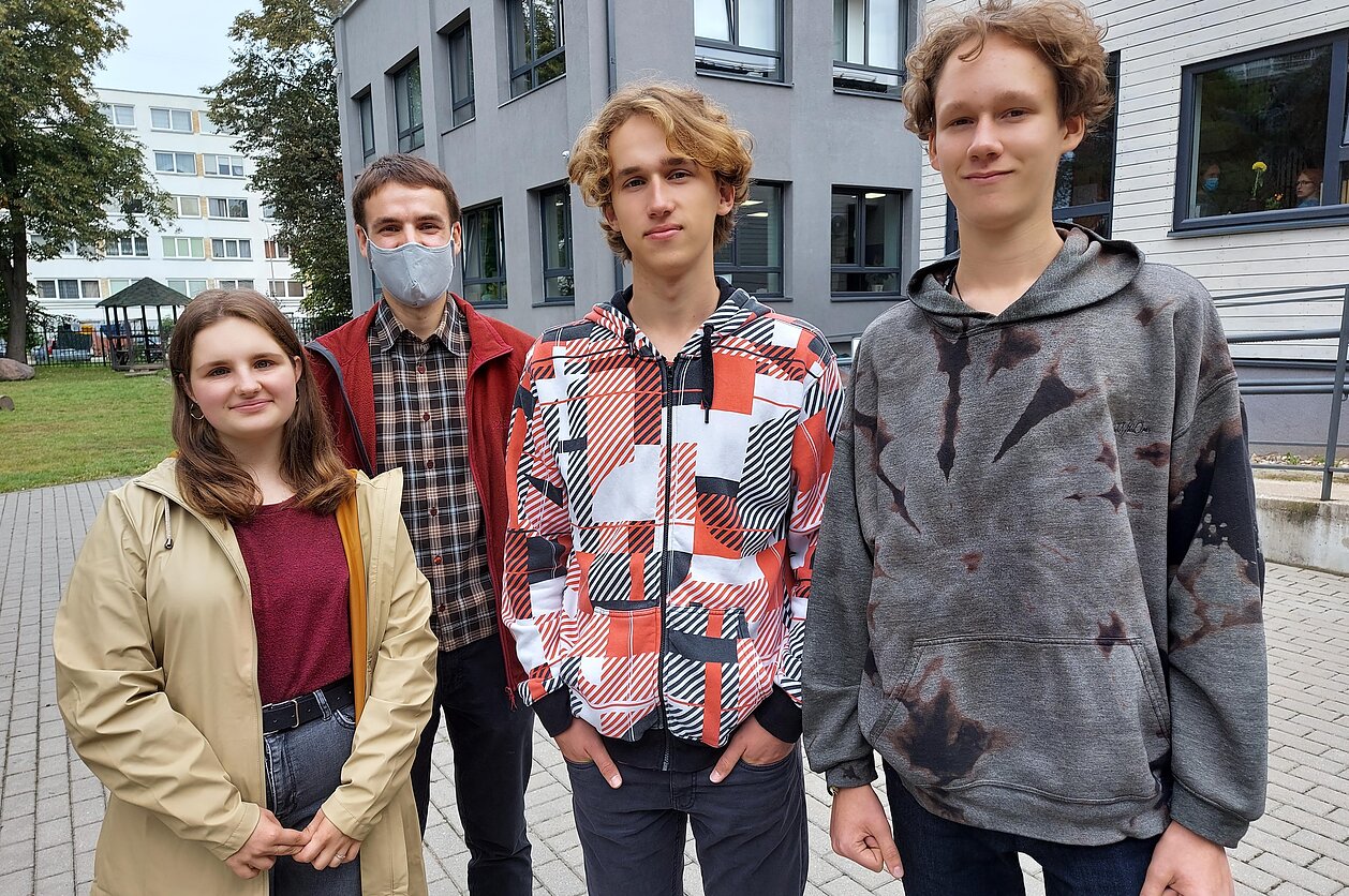 Giedrė Čiužaitė, Vilniaus Valdorfo mokyklos mokytojas Antanas Jonušas su moksleiviais. 