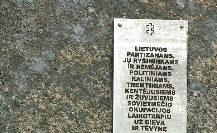 Žinios. Plungės rajone vietoje kryžiaus partizanams atminti iškelta Žemaitijos vėliava, pradėtas tyrimas