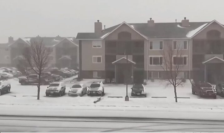 JAV šiaurinėje dalyje kremo nuo saulės neprireiks: vos per parą 33 laipsnių karštį pakeitė sniegas