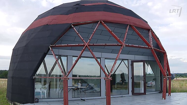 Išskirtinumas pareikalavo laiko: pora 5 metus savaitgaliais įrenginėja kupolinį namą