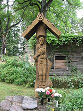 Koplytstulpis Matui Šalčiui prie jo gimtojo namo. Koplytstulpio autorius Leonas Juozonis. Pastatytas 1986 m. Koplytstulpis Matui Šalčiui prie jo gimtojo namo. Koplytstulpio autorius Leonas Juozonis. Pastatytas 1986 m.