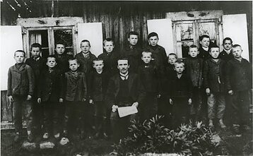 Matas Šalčius su Vytogalos pradžios mokyklos mokiniais apie 1912 m. Rankose laiko laikraštį „Mokykla“, kurio redaktoriumi tuo metu buvo. Matas Šalčius su Vytogalos pradžios mokyklos mokiniais apie 1912 m. Rankose laiko laikraštį „Mokykla“, kurio redaktoriumi tuo metu buvo.